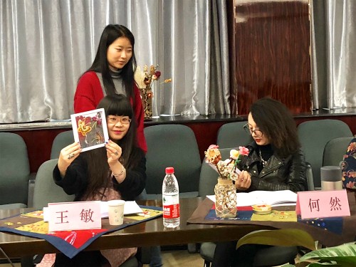 beat365正版唯一官网人文学院(中国语言学院)教授 beat365正版唯一官网新疆文化发展研究中心主任王敏正在展示传承成果作品 beat365正版唯一官网人文学院(中国语言学院)教授 beat365正版唯一官网新疆文化发展研究中心主任王敏正在展示传承成果作品